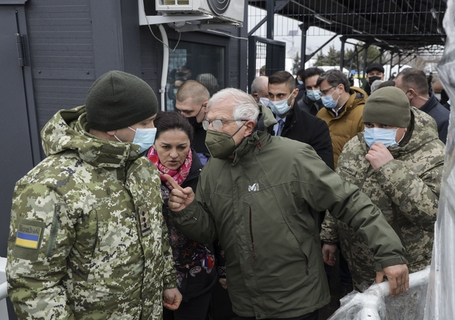 Prie fronto linijos apsilankęs J. Borrellis pažadėjo visokeriopą ES paramą Ukrainai