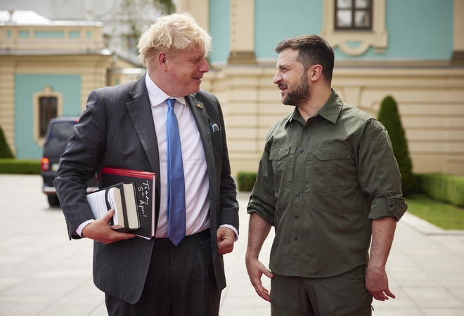 Borisas Johnsonas (kairėje) ir Volodymyras Zelenskis (dešinėje)