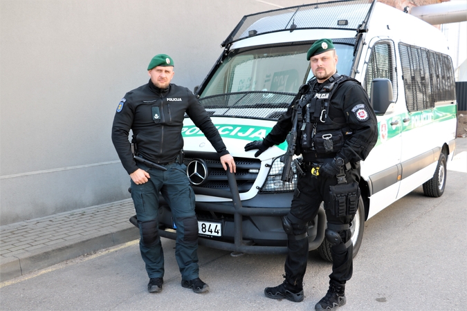 Prašo tėvų: negąsdinkite vaikų policijos pareigūnais