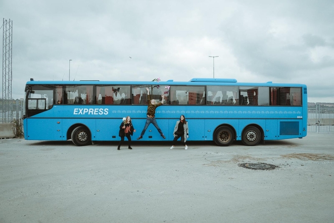 Spalvos: kultūros klubas ant ratų tik iš išorės panašus į nuobodų autobusą, jame verda neįprastas gyvenimas. "Užsiimti menu autobuse savaime yra aktyvizmo forma", – sako P.Oijensenas (centre).