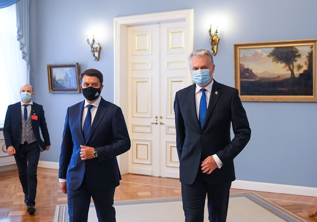 Dmytro Razumkovas (iš kairės) ir Gitanas Nausėda