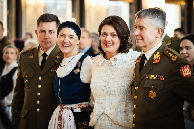 D. Nausėdienė karininkų šeimų moterų sąjungai dėkojo už paramą Ukrainos kariams