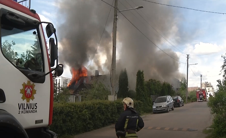 Sostinėje degė gyvenamasis namas