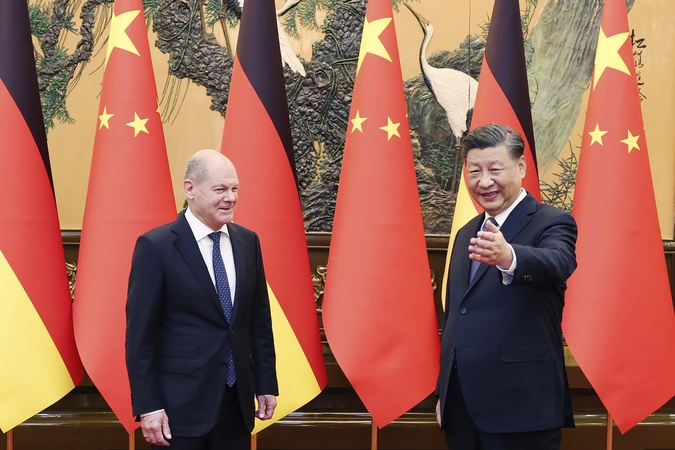 Prieštaringai vertinamame susitikime Xi Jinpingas ir O. Scholzas siekia glaudesnių ryšių