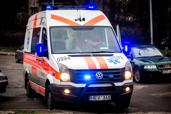 Nelaimė sostinėje: pravažiavusi „per raudoną“ moteris sumanė grįžti atgal ir partrenkė pėsčiąjį