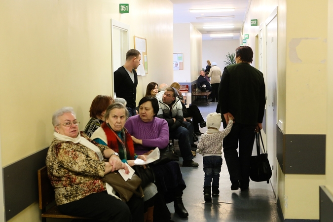 Medikė siūlo, kaip sumažinti pacientų eiles: pirmiausia galima pasigydyti namuose