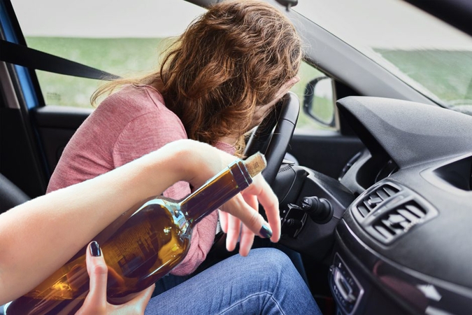 Visiškai girtos vairuotojos kelionę Kaune sustabdė tik smūgis į kitą automobilį