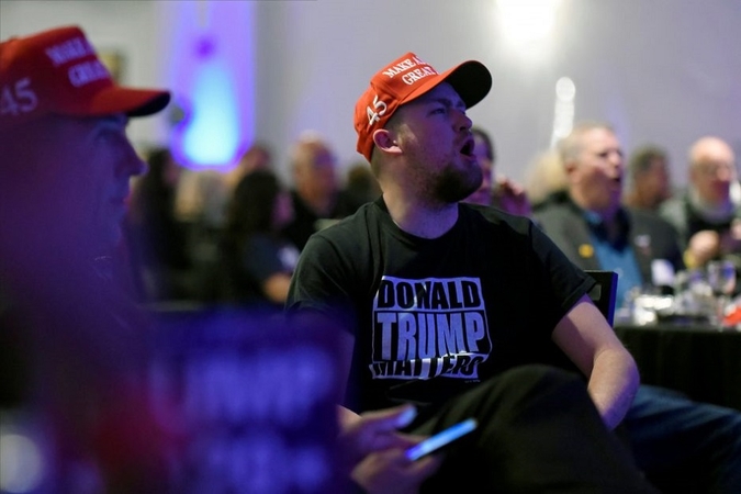 J. Bidenas ima Arizoną ir Meiną, D. Trumpas atsilieka 25 rinkikų balsais