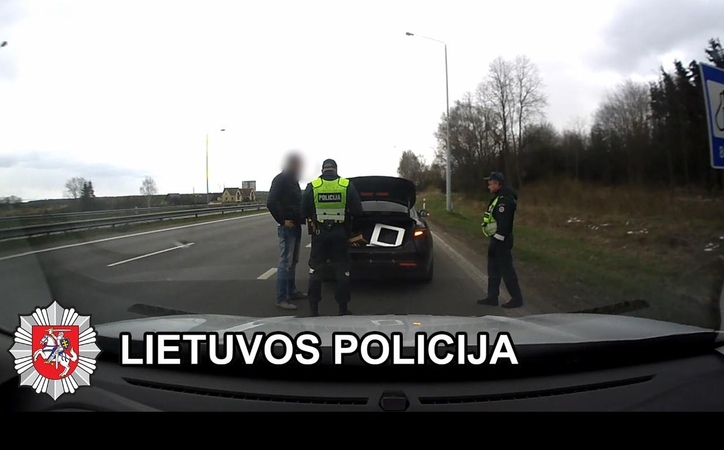Greitkelyje įkliuvo su galimai vogtu „Alfa Romeo“