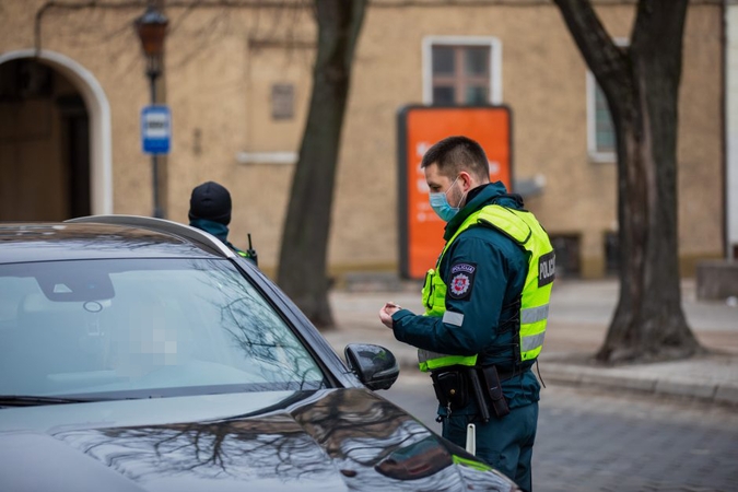 Greitį viršijęs girtas vairuotojas pasiaiškino: skubu nuvežti draugą į policijos komisariatą