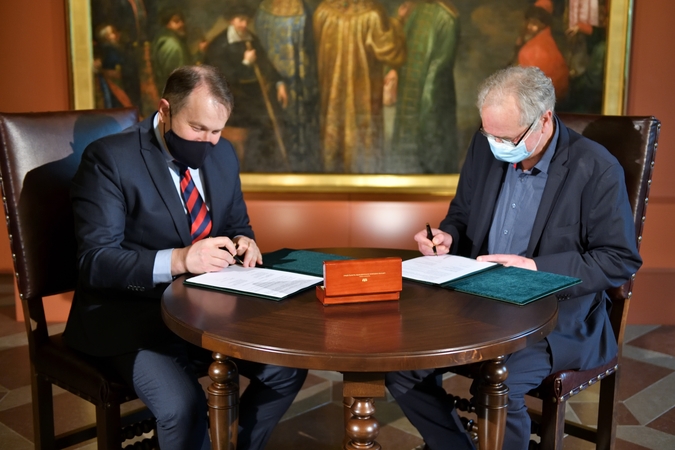 Lietuvos istorijos instituto direktorius habil. dr. Alvydas Nikžentaitis ir Valdovų rūmų muziejaus direktorius dr. Vydas Dolinskas pasirašo dvišalę bendradarbiavimo sutartį