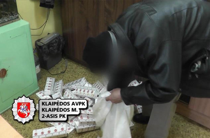 Policijos pareigūnai toliau „šluoja“ kontrabandines cigaretes
