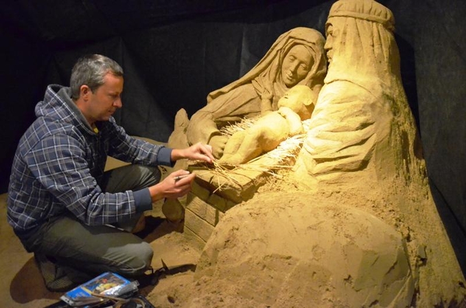 Palangoje iš smėlio sukurta prakartėlė jau primena apie artėjančias Kalėdas