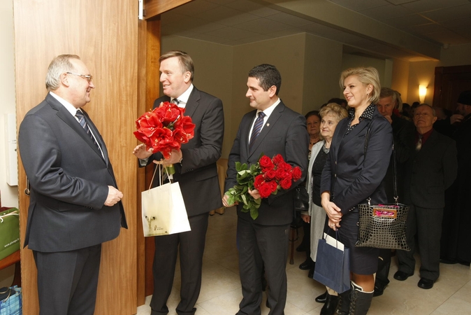 Rusijos Federacijos generalinį konsulą V. Malyginą (kairėje) pasveikino bendrovės "Smiltynės perkėla" gen. direktorius D. Butvydas ir Neringos miesto meras D. Jasaitis.