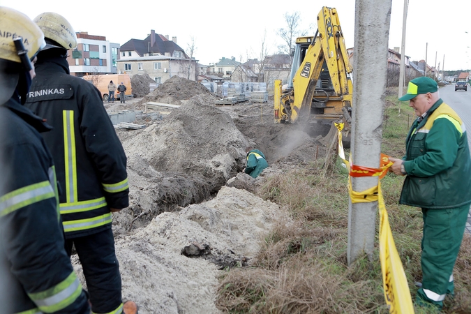 Klaipėdoje ekskavatoriaus kaušas perkirto dujotiekio vamzdį (papildyta 14:00 val.)