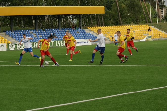 „Saremos“ futbolininkai pabėgo nuo persekiotojų