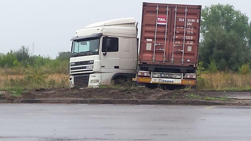 Vilkiko vairuotojas Klaipėdoje nuvažiavo nuo kelio