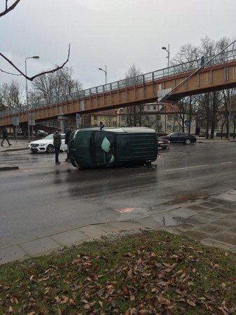 Avarija Klaipėdoje – po smūgio „Dodge“ vertėsi ant šono