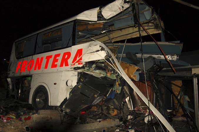 Meksikoje traukiniui įsirėžus į autobusą žuvo bent 16 žmonių