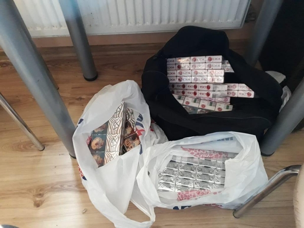 Plungėje pas dvi moteris rasta beveik 2,5 tūkst. kontrabandinių cigarečių pakelių