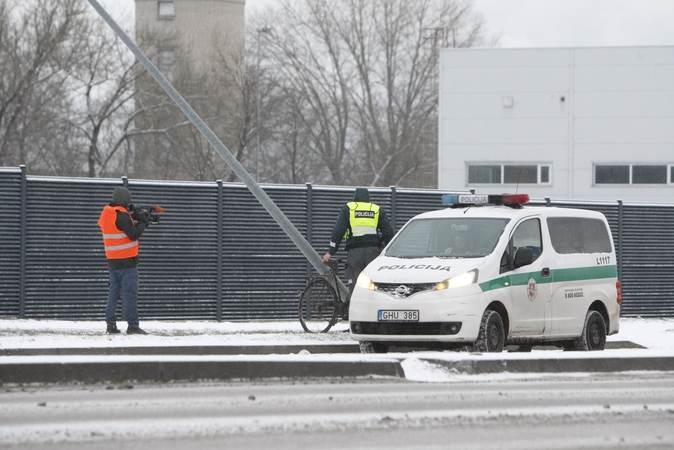 Bandė išvengti smūgio į dviratininką ir nuvertė stulpą