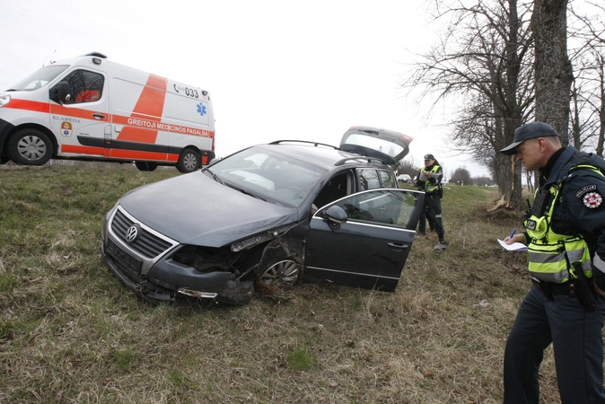 Pakeliui iš Klaipėdos į Palangą automobilis rėžėsi į medį