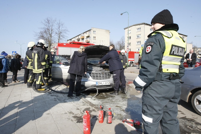 Uostamiestyje liepsnojo automobilis