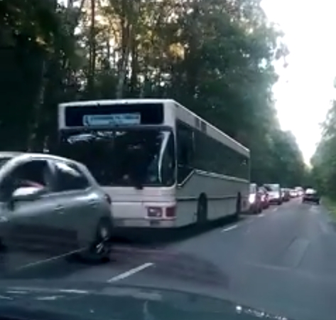 Dėl spūsčių autobusai vėlavo valandą