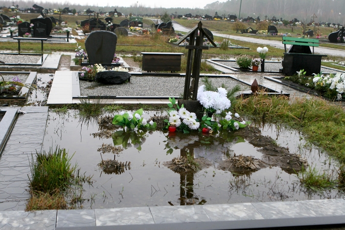 Balos: daugybę metų klaipėdiečiams akis bado štai toks Lėbartų kapinėse esantis vaizdas.