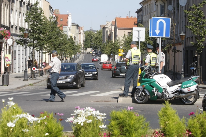 Neatidumas: dauguma vairuotojų nepastebi eismą draudžiančių ženklų ir skrieja per visą Tiltų gatvę.