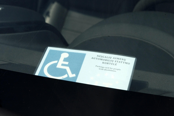 Klaipėdos neįgalieji gėdijasi žymėti automobilius