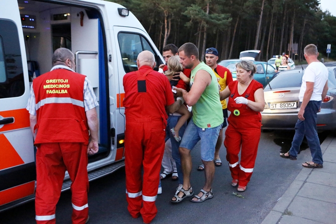 Avarijoje prie jūros sužalotas vaikinas ir maža mergaitė