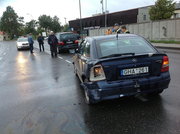 Smūgis: Priestočio gatvėje avarijoje susidūrė trys automobiliai, kuriuose iš viso buvo 12 žmonių.