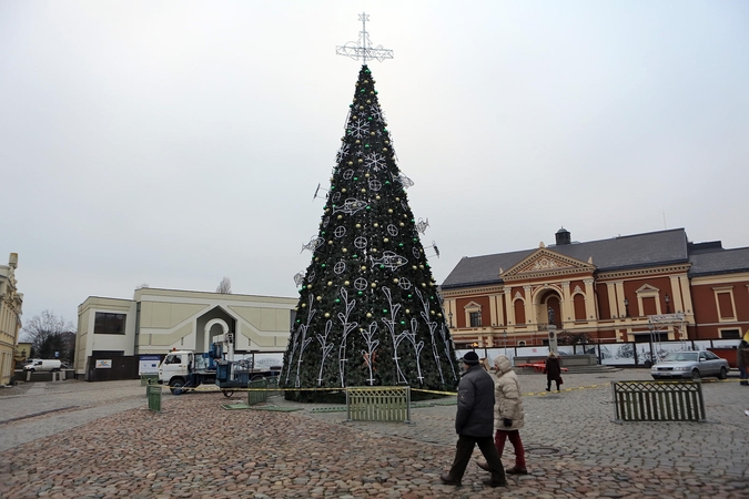 Eglės viršūnėje – vėtrungė