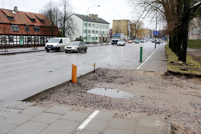 Planai: šaligatvio sutvarkymo reikės palaukti, mat jam dar kartą teks atlikti įvažos funkciją.