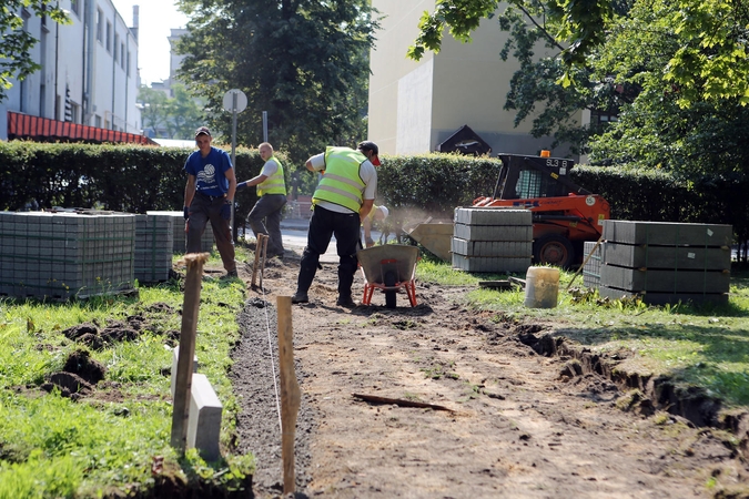 Šiuo metu darbininkai miesto centre pluša be atvangos. Gražinamas uostamiesčio skulptūrų parkas – čia netrukus bus atnaujintas pėsčiųjų takas. Planuojama, kad darbai ilgiausiai vyks iki rugsėjo pradžios.