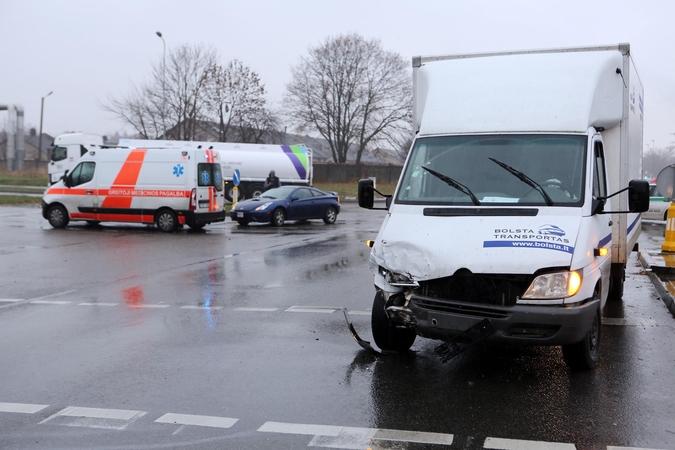 Liepų gatvės ir Šiaurės prospekto sankryžoje "Toyota" užkirto kelią  krovininiam automobiliui.