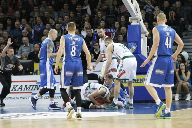 Krepšininkui R. Seibučiui lūžo pirštas
