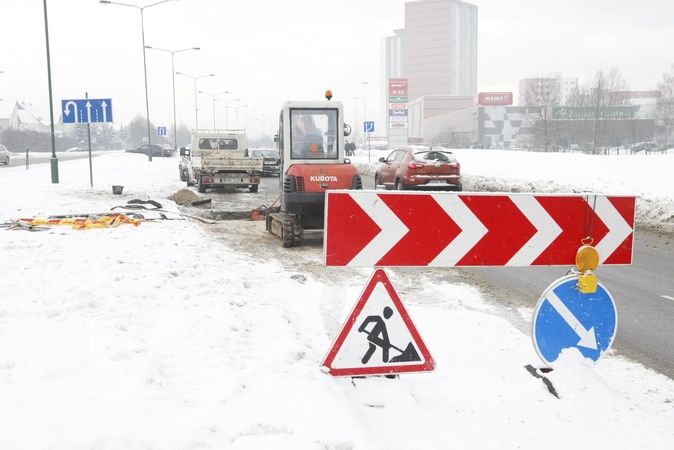 Automobilių eismą trikdė vandentiekio avarija