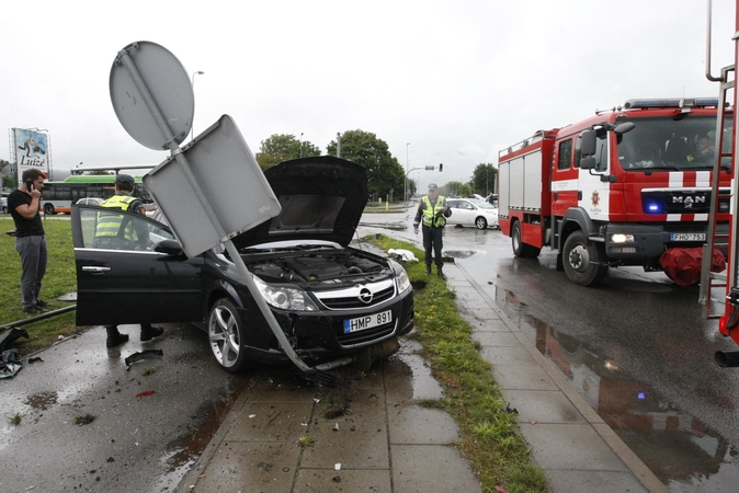 Pasekmės: po visureigio tarano opelis užšoko ant šaligatvio ir nuvertė apšvietimo stulpą.