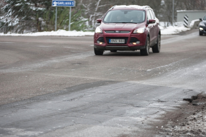 Vaizdas: atšalus orams vis dar nebarstoma daugiau nei pusė rajono kelių.