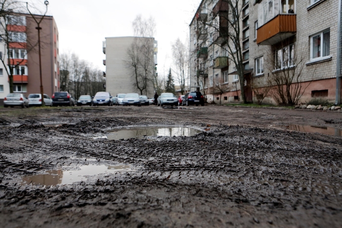 Elgesys: kai kurie nedrausmingi vairuotojai daugiabučių kiemuose esančias žaliąsias vejas pavertė klampynėmis.