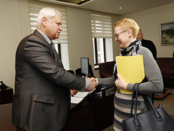 Vizitas: Klaipėdos rajone krematoriumą ketinančios statyti bendrovės vadovė R.Gumuliauskaitė dėl būsimo objekto reikalų vakar susitiko su uostamiesčio meru V.Grubliausku.