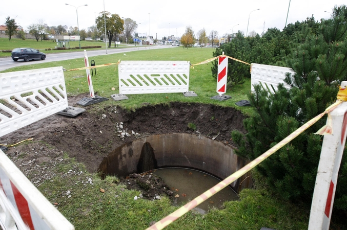 Įspėjimas: Liepų gatvėje, po Mokyklos gatvės viaduku, atsivėrė senas gamybinis šulinys, kurį žadama užpildyti gruntu.