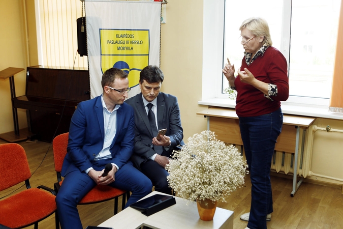 Įrodymai: šalia geležinkelio gyvenanti klaipėdietė parodė bendrovės "Lietuvos geležinkeliai" atstovams įrašą, kuriame užfiksuotas kasdien patiriamas triukšmas.