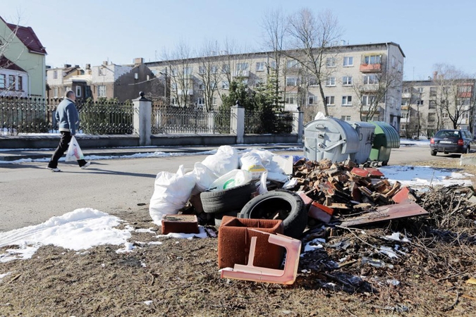 Netvarka: prie buitinių atiekų konteinerių didesnių šiukšlių palikti nevalia, jas derėtų išgabenti į didžiųjų atliekų aikšteles.