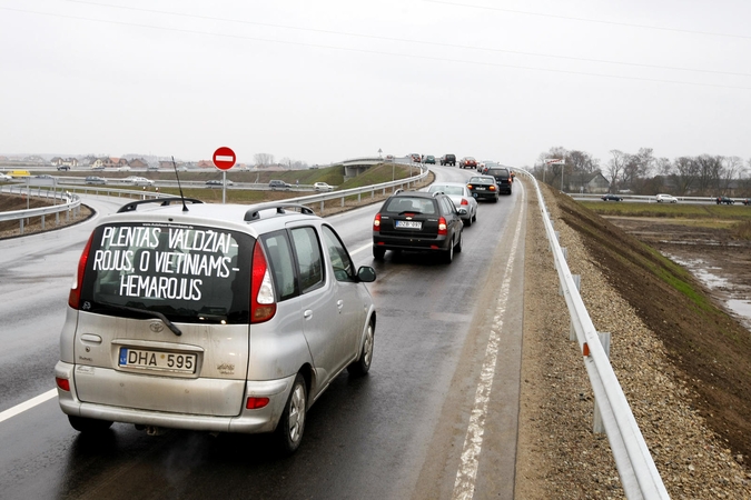 Norai: štai taip prieš dešimt metų piketavo Aukštkiemių kaimo gyventojai, uždraudus  posūkius į kairę Palangos plente.