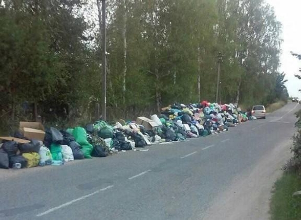 Perpildė: ilgojo savaitgalio metu sodininkai Dituvos įvažą taip užvertė buitinėmis atliekomis, jog į sodus nesugebėjo įsukti maršrutinis autobusas.