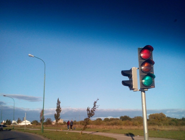 Jūrininkų pr. ir Šilutės pl. sankryžoje saulės spinduliai "uždegė" tris šviesoforo signalus.