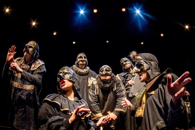 Scena iš Keistuolių teatro spektaklio „Varnas“.